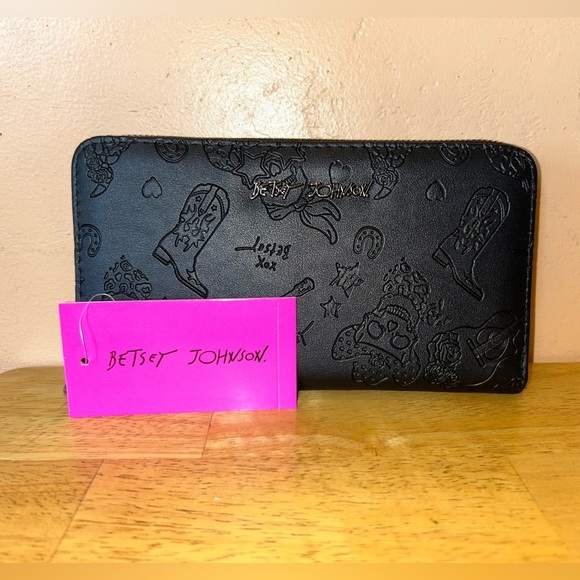 BETSEY JOHNSON XOXO Black Embossed Full Zip Wristlet Wallet. - Picture 2 of 10
